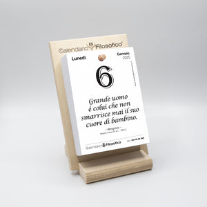 CALENDARIO FILOSOFICO 2025 - A6 PICCOLO 10 x 14 CM - CON SUPPORTO IN LEGNO INCLINATO