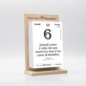 CALENDARIO FILOSOFICO 2025 - A6 PICCOLO 10 x 14 CM - CON SUPPORTO IN LEGNO