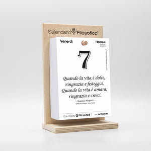 CALENDARIO FILOSOFICO 2025 - A6 PICCOLO 10 x 14 CM - CON SUPPORTO IN LEGNO